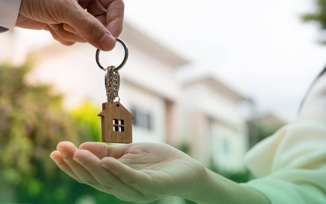 House keys being handed to a new homeowner, the point at which a mold inspection is worth considering.